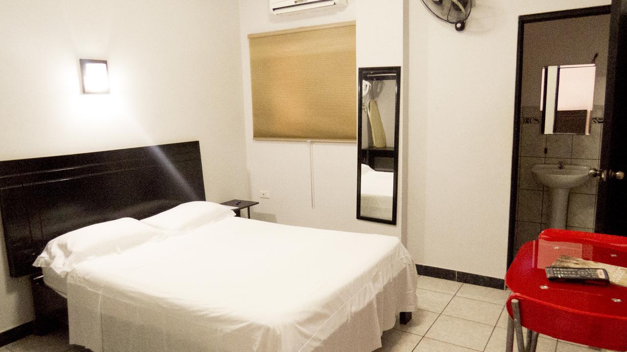 Jer'S Hostal Tumbes Esterno foto
