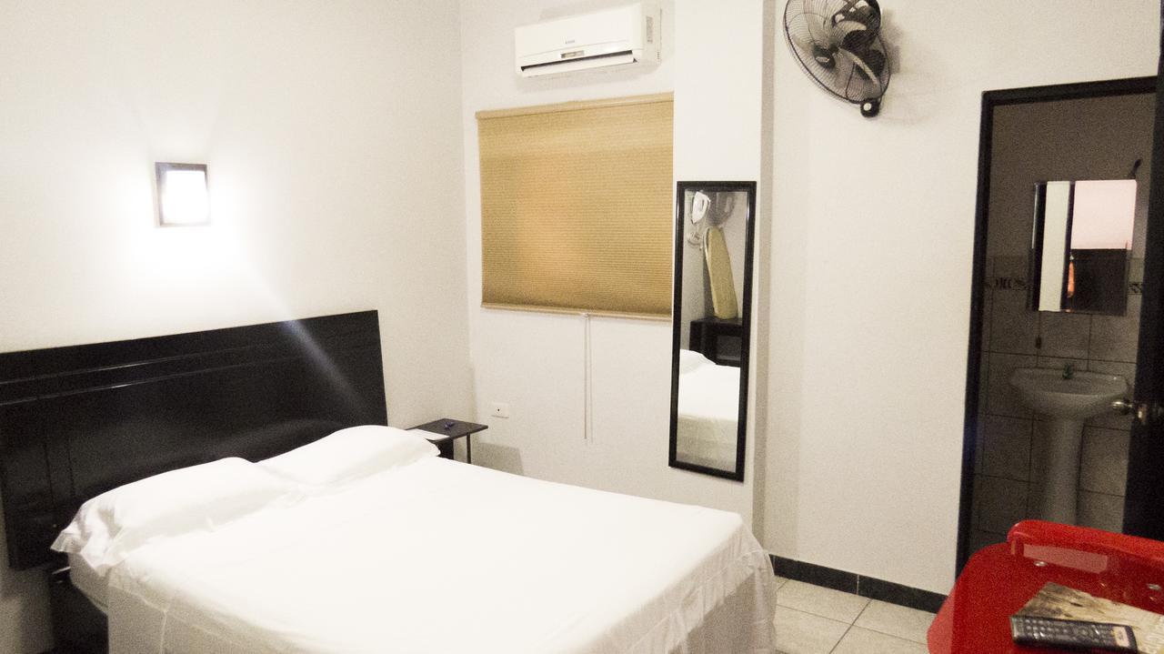 Jer'S Hostal Tumbes Esterno foto