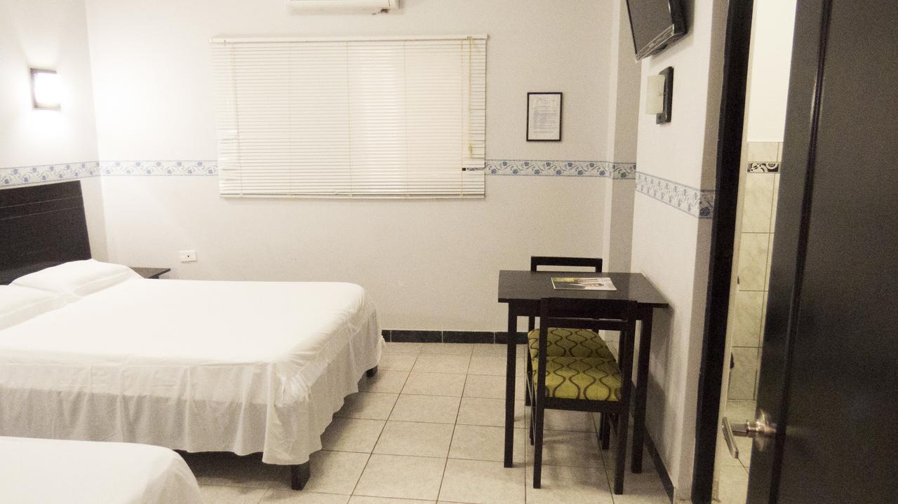 Jer'S Hostal Tumbes Esterno foto