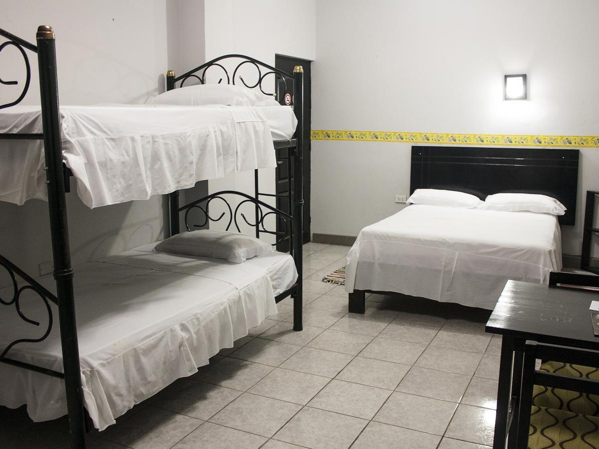 Jer'S Hostal Tumbes Esterno foto