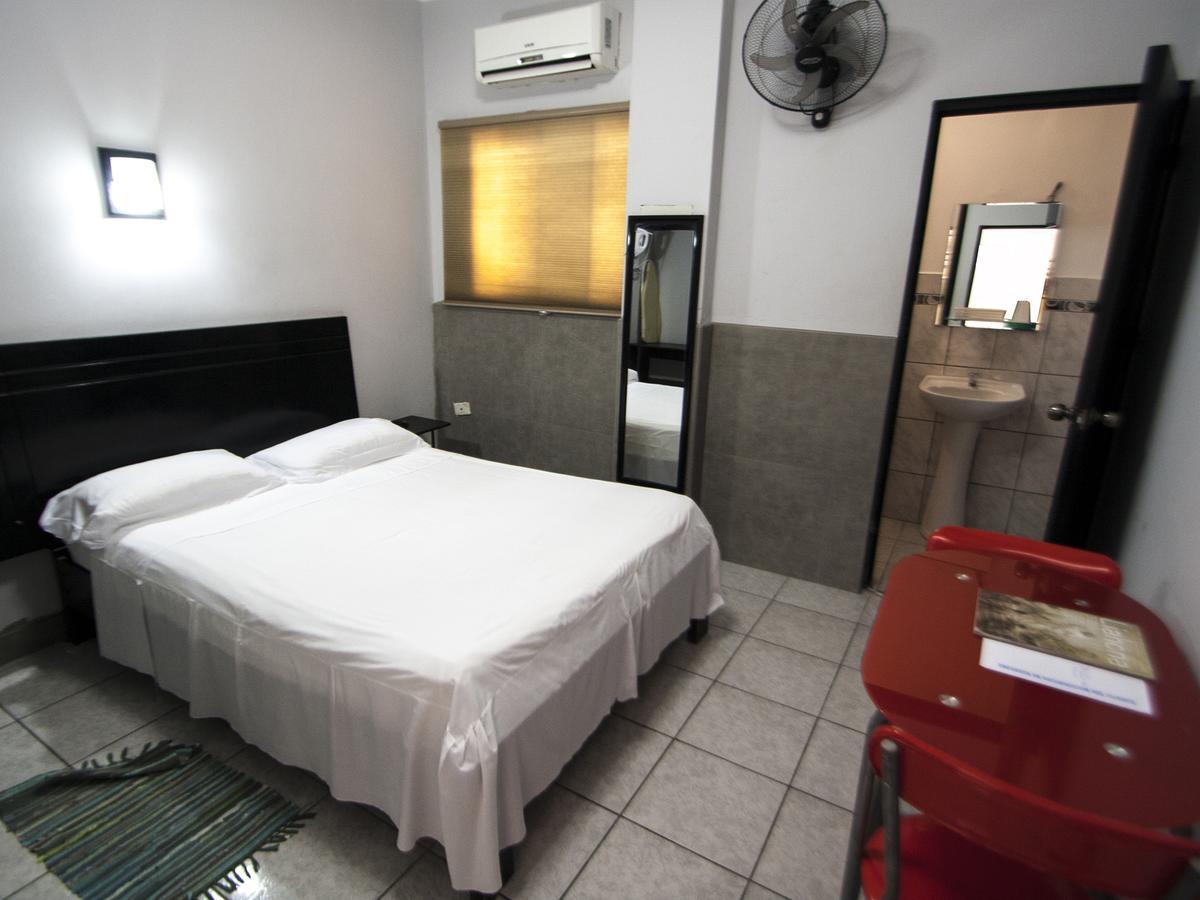 Jer'S Hostal Tumbes Esterno foto