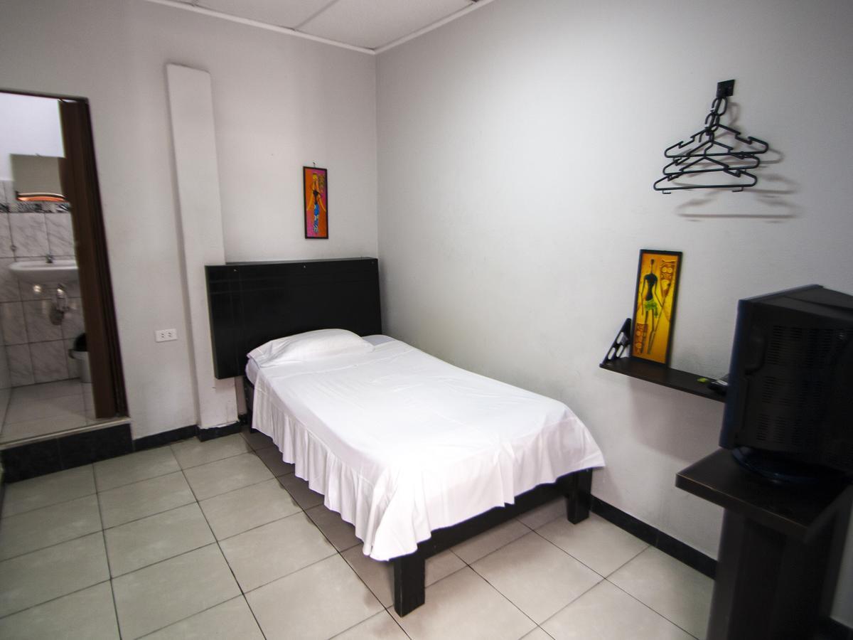 Jer'S Hostal Tumbes Esterno foto