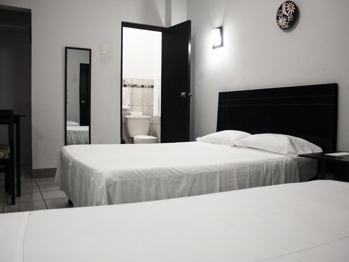 Jer'S Hostal Tumbes Esterno foto